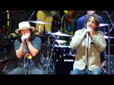 Eddie Vedder and Chris Cornell&#039;s last performance of &quot;Hunger Strike&quot;